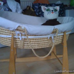 MAMAS AND PAPAS MOSES BASKET AND STAND W/MATTRESS AND SHEETS